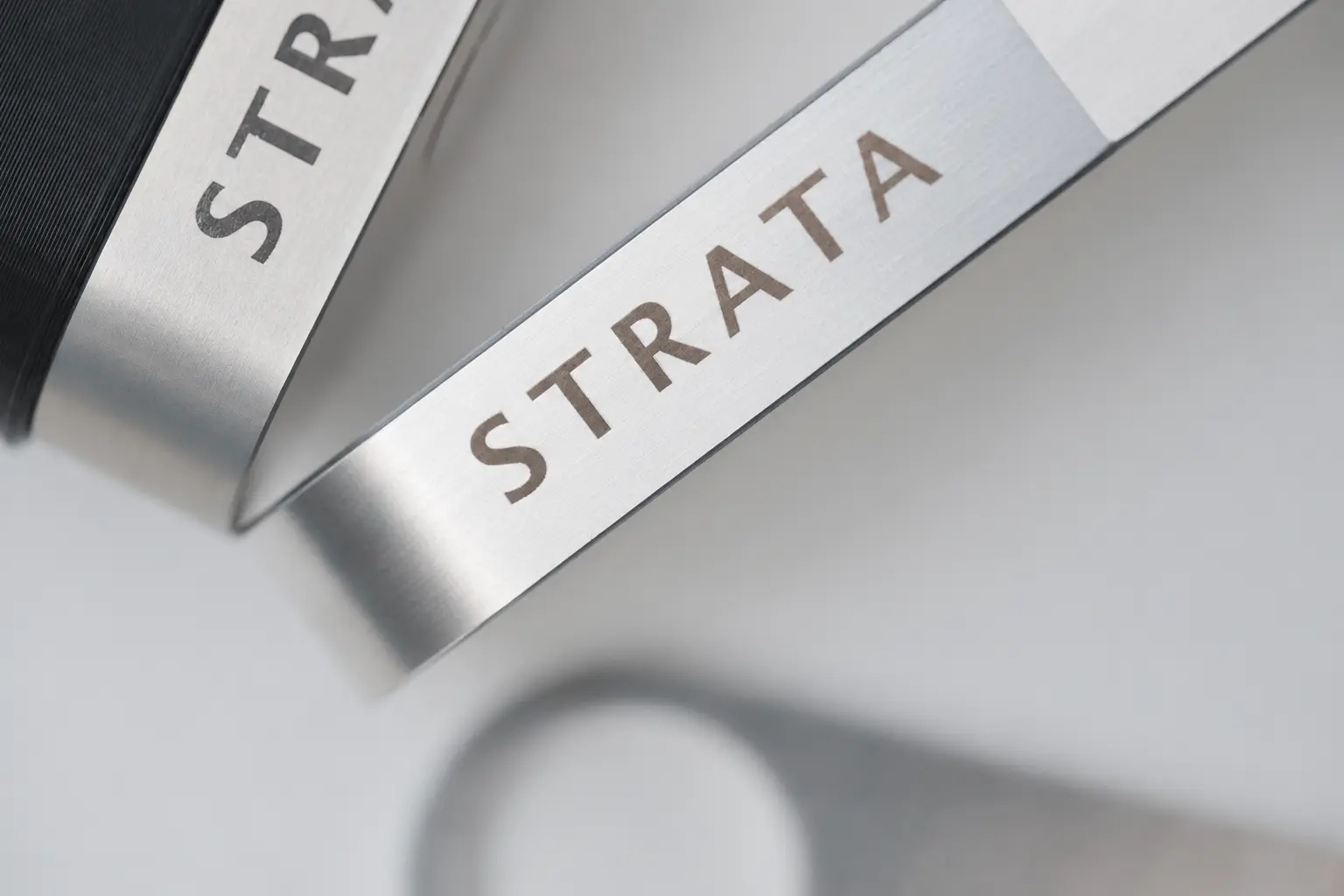 STRATAの刻印を施したA7075-T6製プレート